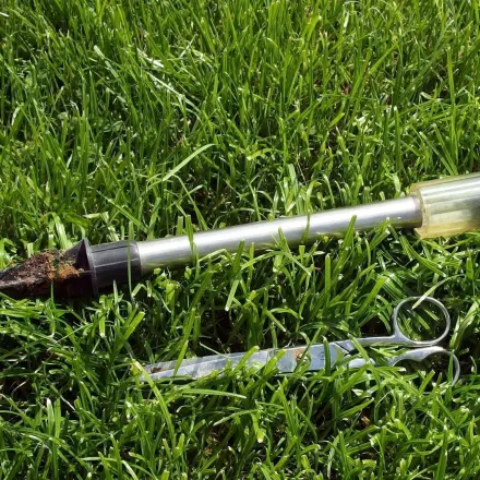 Dekostecker und Solarlampen mühelos in den Boden stecken