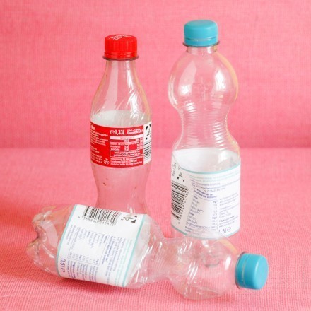 Zerdrückte PET Flaschen entknautschen