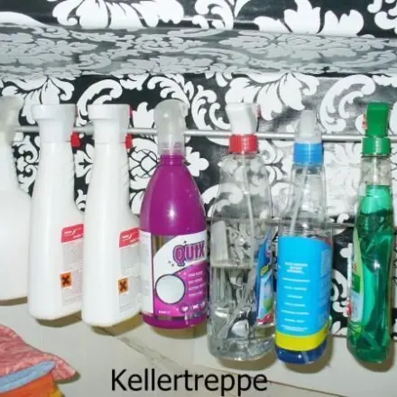Sprühflaschen platzsparend aufbewahren