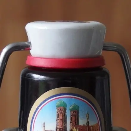 Bügel- oder Drehverschlussflaschen zum Abfüllen von Saft