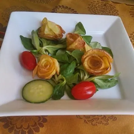 Frittierte Kartoffelrosen auf Salat