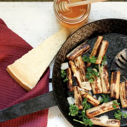 Gebratener Spargel in Honig und Parmesankäse