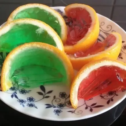 Garnieren mit Götterspeise-Fruchtschnitten