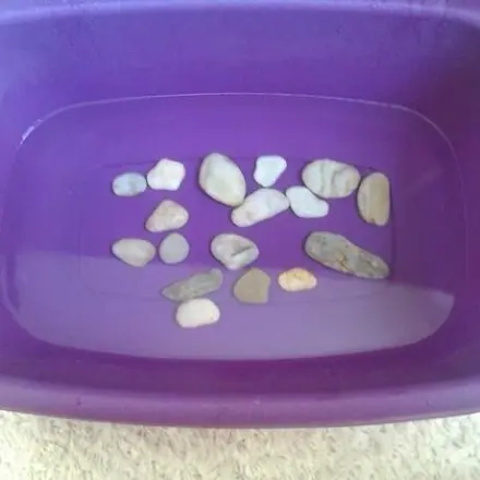 Steinmassage bei geschwollenen Füßen