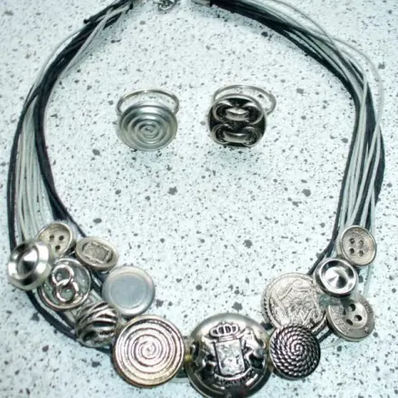 Statementkette und Fingerringe mit alten Knöpfen