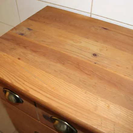 Wasserränder auf unlackiertem Holz mit Salatdressing reinigen