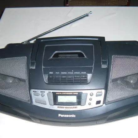 Lautsprecher von Radiorecorder reinigen