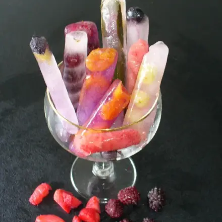 Eisstäbchen mit frischen Früchten aus dem Gefrierbeutel