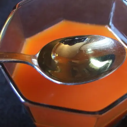 Karottensaft mit Öl trinken