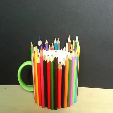 Bunter Stiftehalter aus einer Tasse