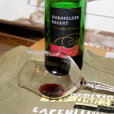 Rotweinflecken aus T-Shirt entfernen