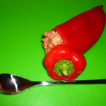Spitzpaprika mit scharfem Chilihack gefüllt