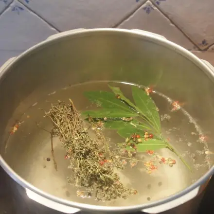 Taschenkrebse im Kräutersud kochen