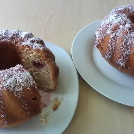 Kokos-Kirsch-Gugelhupf