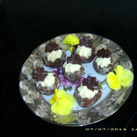 Schokokörbchen mit Vanillesahne