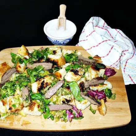 Steakstreifen auf Wildgemüsesalat mit krossem Fladenbrot