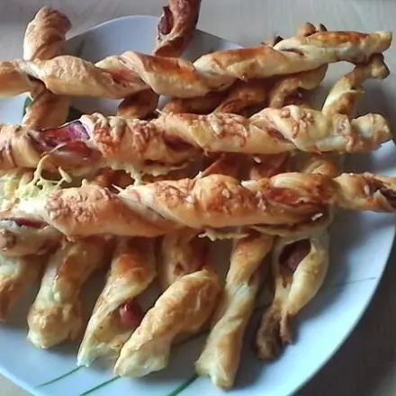 Blätterteigstangen mit Schwarzwälder Schinken und Käse