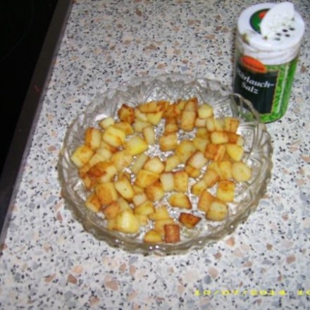 Salat-Croutons aus gewürfelten Kartoffeln