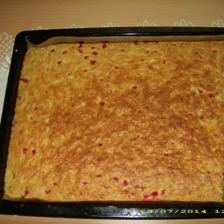 Zucchinikuchen mit Haferflocken und Johannisbeeren