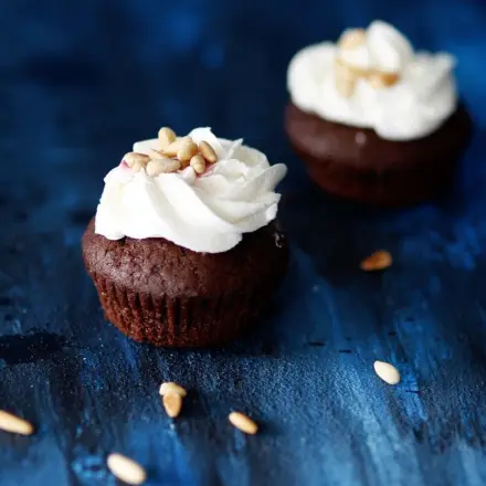 Schokoladenmuffins mit Pinienkernen