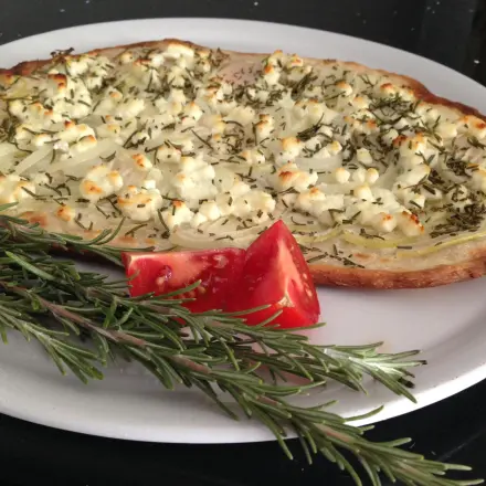 Vegetarischer Flammkuchen mit Ziegenkäse und Honig