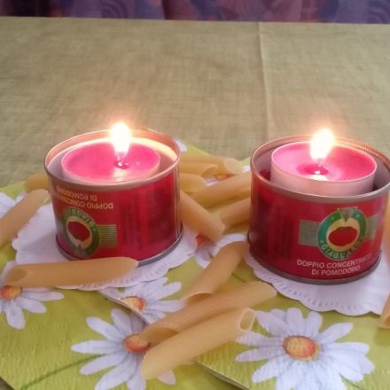 Italienische Deko mit Dosen von Tomatenmark