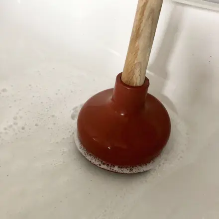 Abfluss der Dusche reinigen - einfach mit Klosauger/Pümpel