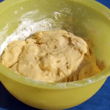 Hefeteig in der Sonne gehen lassen