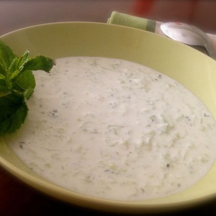 Kalte türkische Gurkensuppe