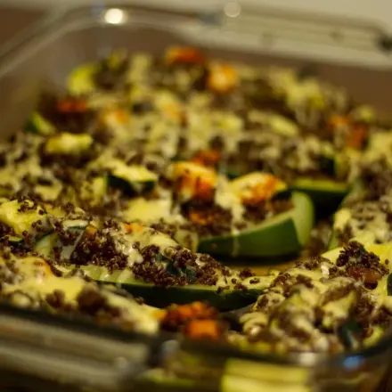 Zucchini gefüllt mit Gemüse und Quinoa - vegetarisch