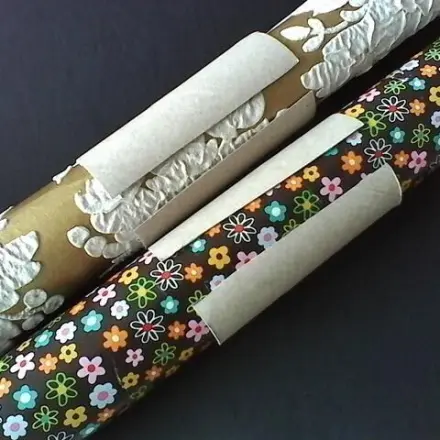 Geschenkpapier und Tapetenreste zusammenhalten