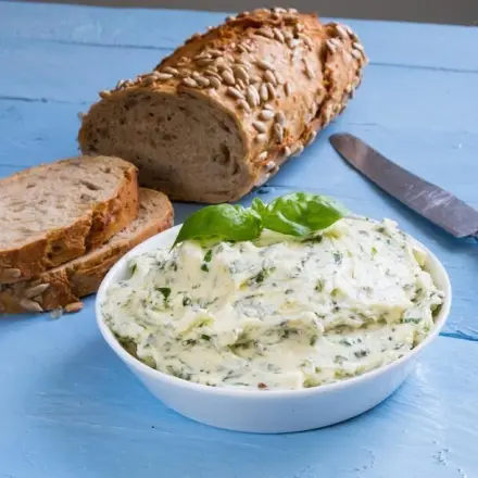 Kräuterbutter auf Vorrat herstellen und einfrieren