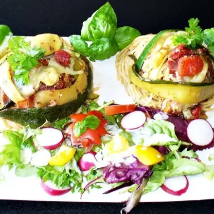Überbackene Zucchini-Nudelnester mit Schinken