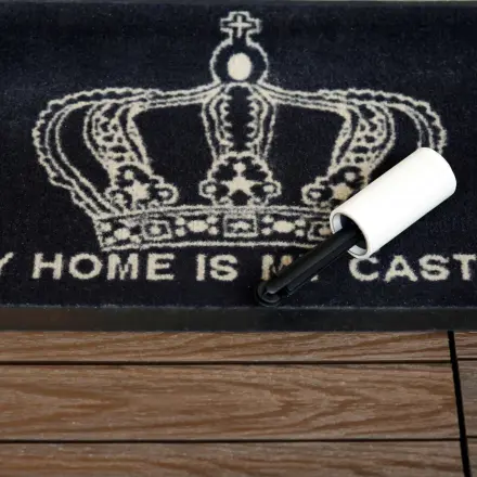 Teppichunterlage mit Fusselrolle reinigen