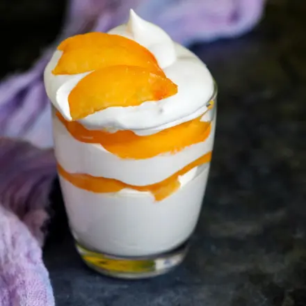 Nektarinen-Schichtcreme mit Amaretto