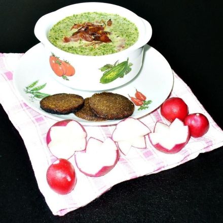Cremige Suppe aus Radieschenblättern mit Knusperschinken