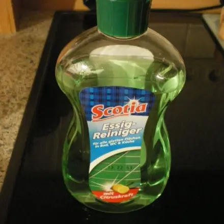 Edelstahl glänzt mit Essigreiniger