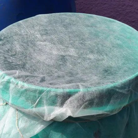 Gartenvlies gegen Mückeneier in der Regentonne