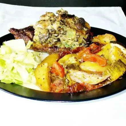 Überbackene Steaks mit Käse-Pilz-Haube und Ofengemüse