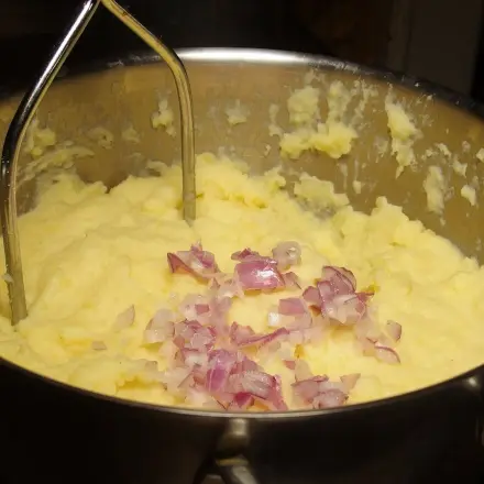 Kartoffelpüree/Stampfkartoffeln mit Zwiebeln verfeinern