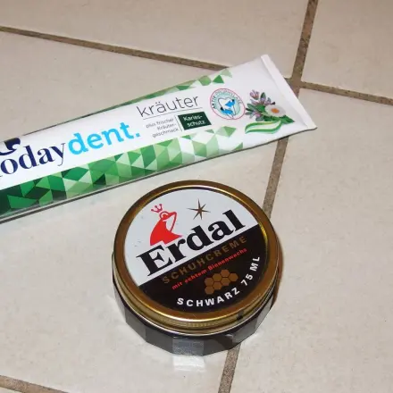 Schuhcreme entfernen mit Zahnpasta
