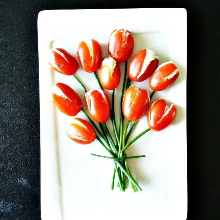 Ein Tulpenstrauß aus Tomaten fürs Buffet