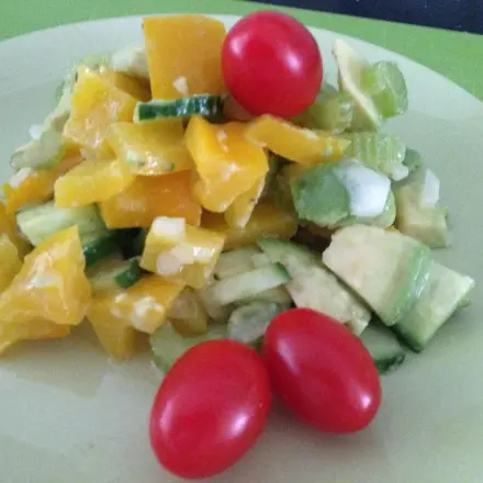 Avocado-Gemüsesalat