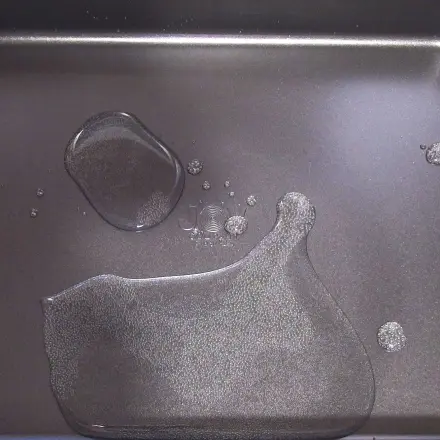 Grillrost und Pfannen mit Mineralwasser reinigen