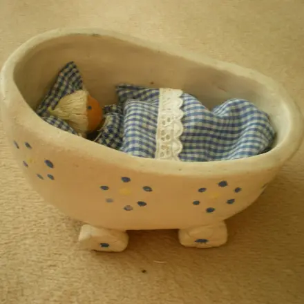 Kleinen Puppenwagen mit Puppe und Kissen füllen