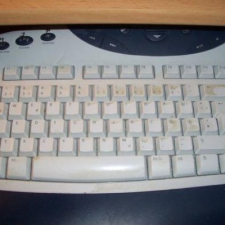 Computer-Tastatur mit Klarsichtfolie umwickeln