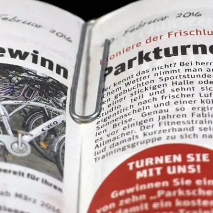 Zeitungen oder Illustrierte fallen auseinander