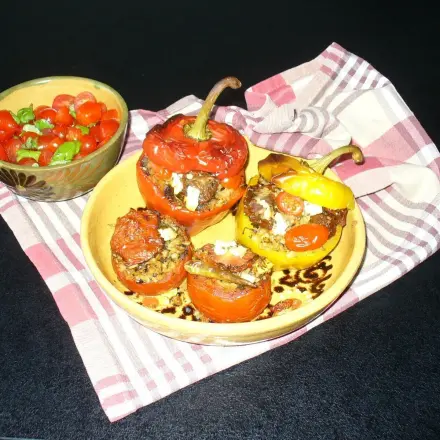 Paprika gefüllt mit Bulgur, Koriander, Hack und Fetakäse