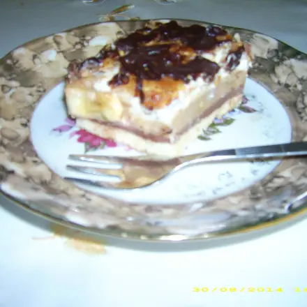 Schoko-Karamell-Bananenkuchen mit Krokantdecke