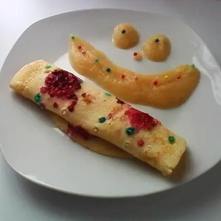 Himbeerpfannkuchen mit bunten Zuckerperlen